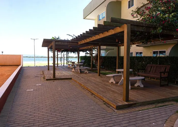 Apê aconchegante condomínio beira lagoa c/piscina